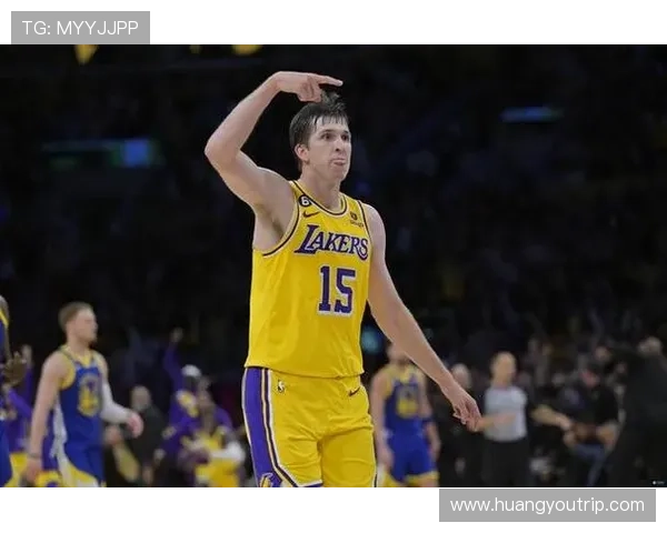 残阵湖人半场领先独行侠13分 文森特首节五记三分轰下22分 八村14分表现抢眼